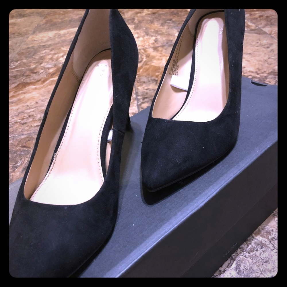 Black pumps
